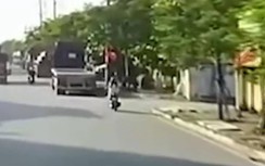 Video: Cô gái găm chặt vào đuôi xe đầu kéo vì đi xe máy bất cẩn