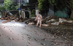 Quảng Ninh: Ô tô mất lái lật ngửa, hàng tấn hàu đổ văng ra đường