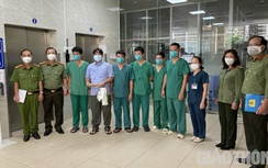 Sau hơn 1 tháng điều trị Covid-19, chiến sỹ công an quận Tân Phú xuất viện