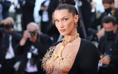 Choáng váng Bella Hadid đeo vòng vàng trĩu cổ, che trọn bầu ngực tại Cannes