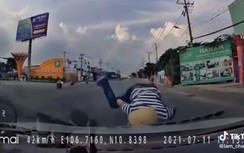 Video: Người đàn ông bất ngờ lao thẳng vào đầu ô tô, ngã văng xuống đường