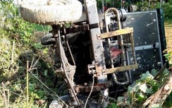 Nghệ An: Công nông tuột dốc đổ đè máy kéo, 1 người chết, 1 bị thương