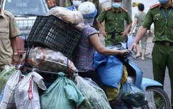 "Siết" chợ cóc, giá rau xanh chợ truyền thống Hà Nội tăng nhanh