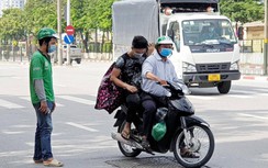 Hà Nội: Bất chấp lệnh cấm, xe ôm mặc nhiên tụ tập đón khách