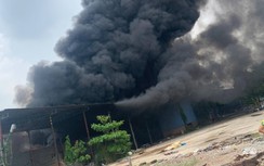 Video: Xưởng phế liệu rộng hàng nghìn m2 cháy ngùn ngụt