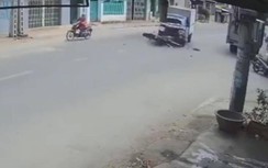 Video: Người đàn ông nguy kịch sau cú tông trực diện vào xe tải sang đường