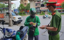 Tài xế Grab "méo mặt" nộp phạt vì ra đường chuyển hàng khi giãn cách xã hội