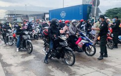 TP.HCM: Người dân vẫn ùn ùn đi xe máy về quê tránh dịch