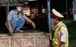Phạt nặng lái xe chở người trốn trên thùng để vượt trạm kiểm soát dịch