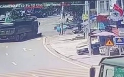 Video: Người phụ nữ đi xe máy vào "điểm mù" bị cuốn vào gầm xe ben