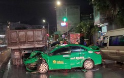 Taxi, ô tô tải và xe máy va chạm, 3 người bị thương