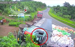 Video: Xe tải mất lái khi xuống dốc, tông bay dải taluy, xe tải lật nghiêng