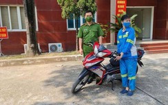 Công an Hà Nội tặng xe máy mới cho nữ lao công bị cướp trong đêm