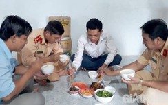 Dân nấu cơm, tặng đồ ăn giúp CSGT bám chốt chống dịch