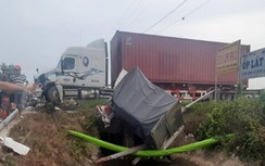Video: Khoảnh khắc xe container tông trực diện xe tải khiến 2 người tử vong