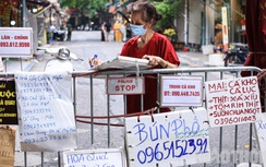 Cận cảnh biển quảng cáo chi chít trên rào chắn ở "chợ nhà giàu" Hà Nội