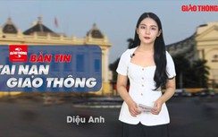 Video TNGT 17/8: Xe bồn chở xăng dầu tông đổ lan can cầu, tài xế bị thương