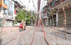 Dựng hàng rào thép gai ngăn người vượt khu phong tỏa tại Hà Nội