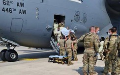 Phi công Mỹ giúp sản phụ Afghanistan sinh con ngay trên máy bay di tản
