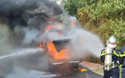 Cháy xe chở công nhân hết thời gian cách ly, 11 người may mắn thoát nạn