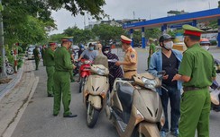 Tổ liên quân tăng cường kiểm soát, nhiều người ra đường ở Hà Nội nhận phạt