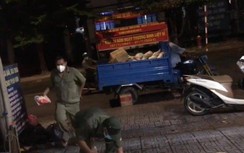 Bình Dương: Người dân thị xã Tân Uyên nhận hàng cứu trợ trong đêm