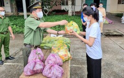 Công an An Giang tặng hàng trăm tấn gạo, cá và rau cho người dân khó khăn