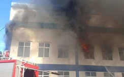 Đang cháy lớn tại Công ty Santerlon ở Nam Định, công nhân tháo chạy