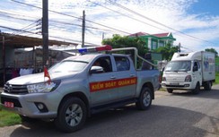 Cận cảnh quân đội áp tải xe vận chuyển hàng hóa trên địa bàn TP Bạc Liêu