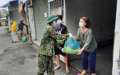 Xúc động hình ảnh "Bộ đội Cụ Hồ" giúp dân trong đại dịch