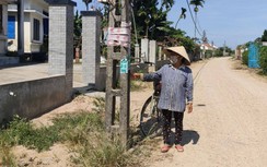 Quảng Nam: Hàng trăm cột điện "đứng giữa đường" gây hiểm họa TNGT