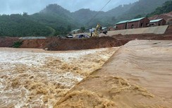 Video cận cảnh mưa lớn, nước cuốn trôi đập tràn, cô lập 76 dân ở Quảng Nam