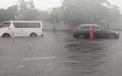 Đường phố Đà Nẵng thành sông, Mercedes, xe cứu thương đồng loạt chết máy
