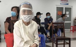 Nhân viên y tế trầm trồ khi gặp bà má Sài Gòn 98 tuổi đi tiêm vaccine