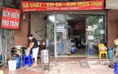Chùm ảnh: Hàng quán Hà Nội tất bật dọn dẹp trước giờ mở cửa bán mang về