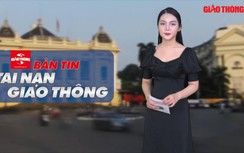 Video TNGT 21/9: Xe container mất lái lật ngửa dưới đầm nước
