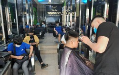 Quán cắt tóc mở từ 6h, khách xếp hàng 2 giờ chưa đến lượt ở Hà Nội
