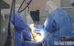 Nghẹt thở cấp cứu nam thanh niên bị máy cắt giấy cuốn cả hai tay