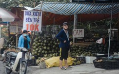 Cận cảnh hàng rong, "chợ cóc" bày bán công khai trên phố Hà Nội