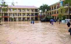 Nước dâng cả mét vào trường học, học sinh TP Cẩm Phả phải lên xuồng di tản