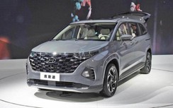 Hyundai Custo có giá bán thấp hơn so với đối thủ Kia Carnival