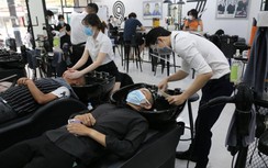 TP.HCM: Người dân chờ hàng tiếng để cắt tóc sau hơn 4 tháng "đóng cửa"