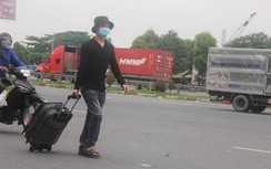 Nam thanh niên kéo valy đi bộ về Phú Yên trong dòng người rời TP.HCM