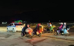 CSGT xuyên đêm dẫn đường hàng nghìn người dân đi xe máy từ vùng dịch về