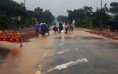 Mưa lớn gây sạt lở nhiều điểm trên các tuyến đường tại Huế, Quảng Trị