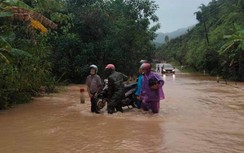 Quảng Nam: 5 người đi chợ bị nước lũ cuốn trôi, 1 người mất tích