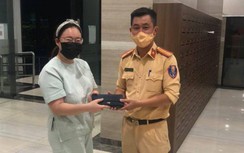 Thiếu tá CSGT trả lại ví tiền cho người phụ nữ Hàn Quốc đánh rơi