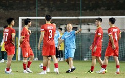Vừa tới Oman, HLV Park Hang-seo và tuyển Việt Nam đã nhận tin dữ