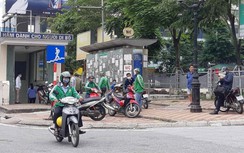 Chùm ảnh: Hà Nội chưa nối tuyến liên tỉnh, khách bần thần trước bến xe