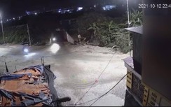 Video: Nam thanh niên nằm bất động sau khi lao vào ổ gà, ngã xuống đường